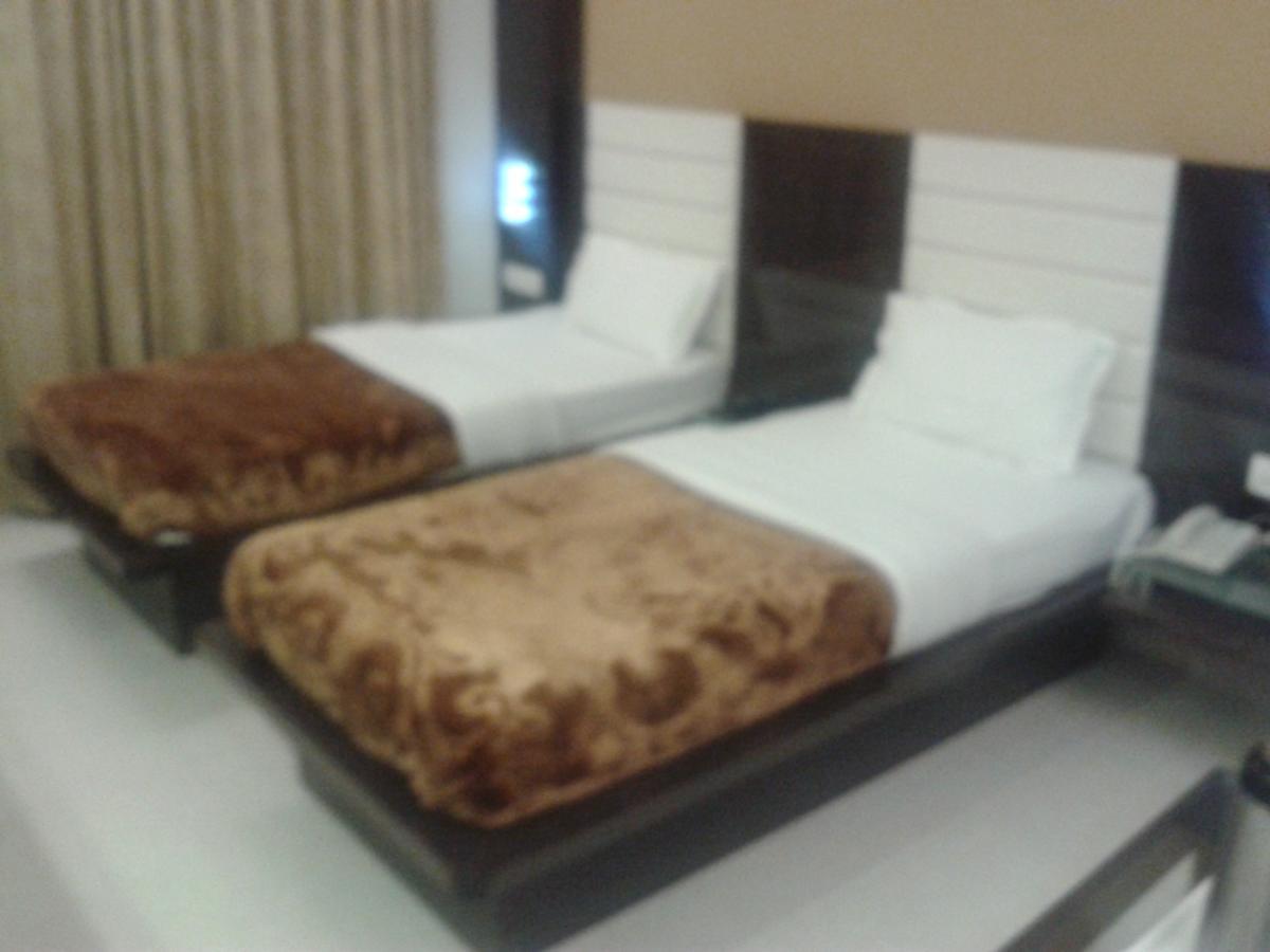 Hotel Sarvottam Halol Bagian luar foto