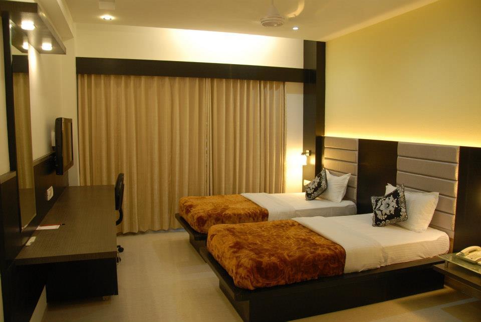 Hotel Sarvottam Halol Bagian luar foto