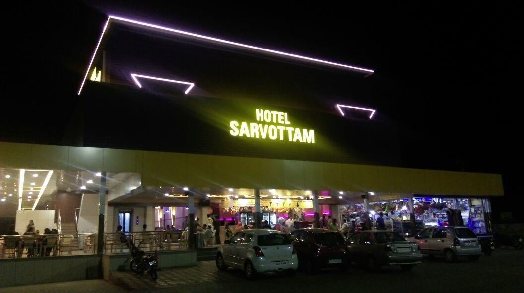 Hotel Sarvottam Halol Bagian luar foto