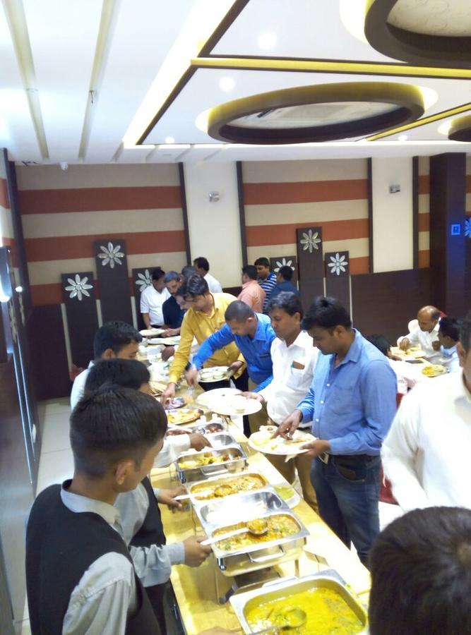 Hotel Sarvottam Halol Bagian luar foto
