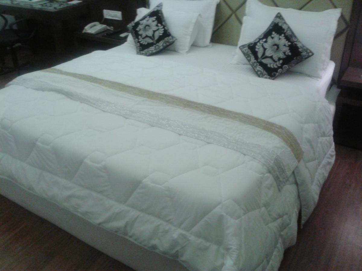 Hotel Sarvottam Halol Bagian luar foto