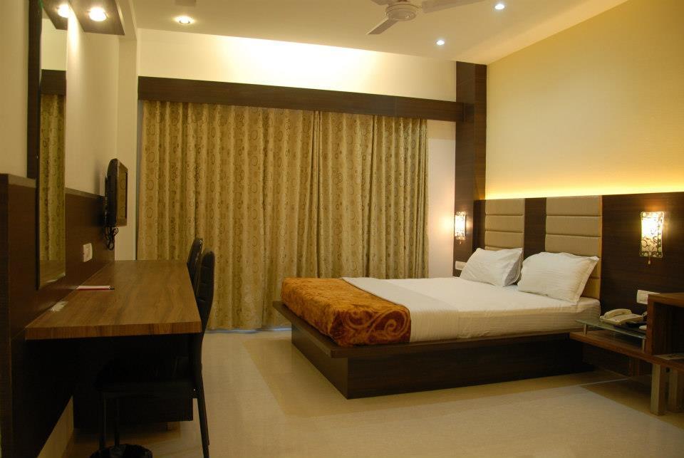 Hotel Sarvottam Halol Bagian luar foto