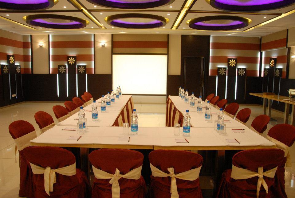Hotel Sarvottam Halol Bagian luar foto
