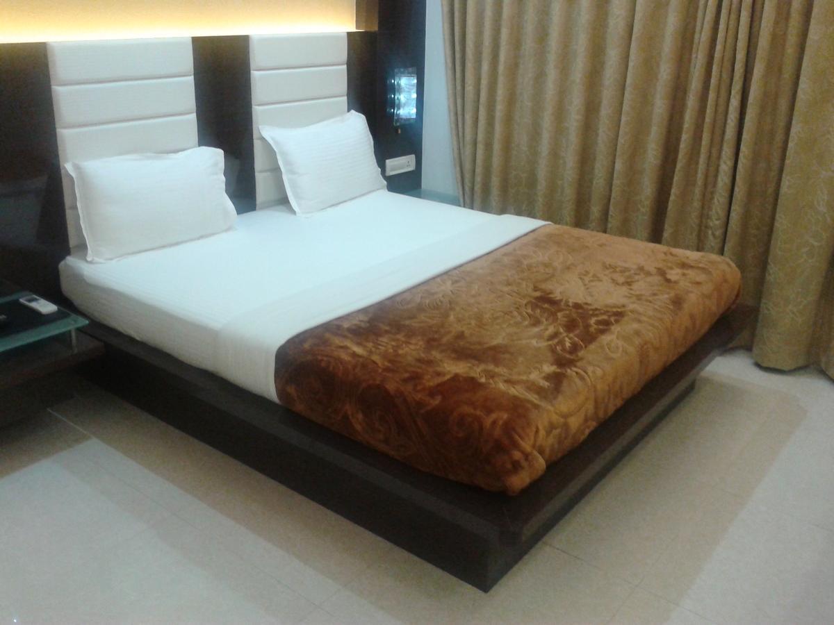 Hotel Sarvottam Halol Bagian luar foto