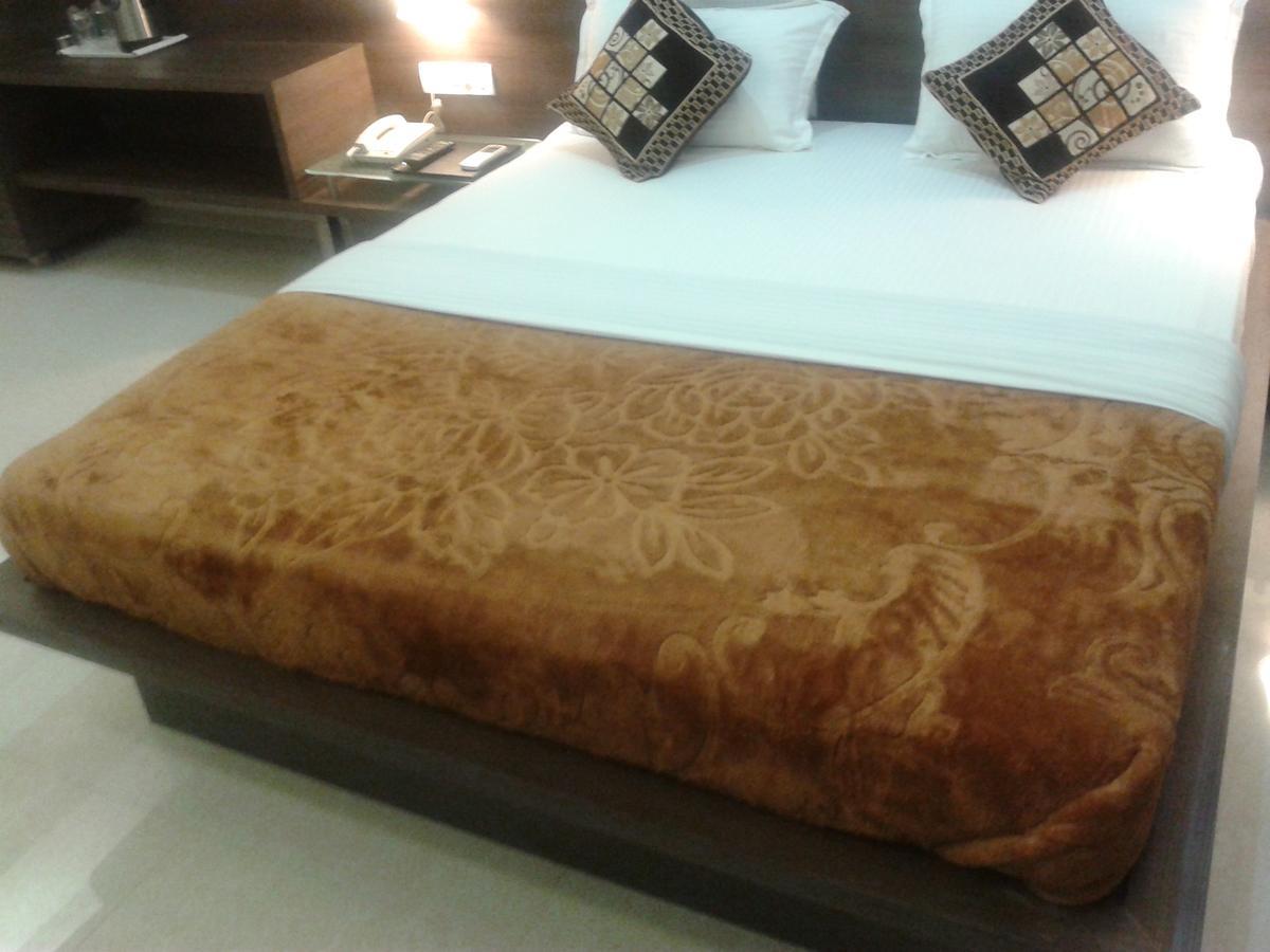 Hotel Sarvottam Halol Bagian luar foto